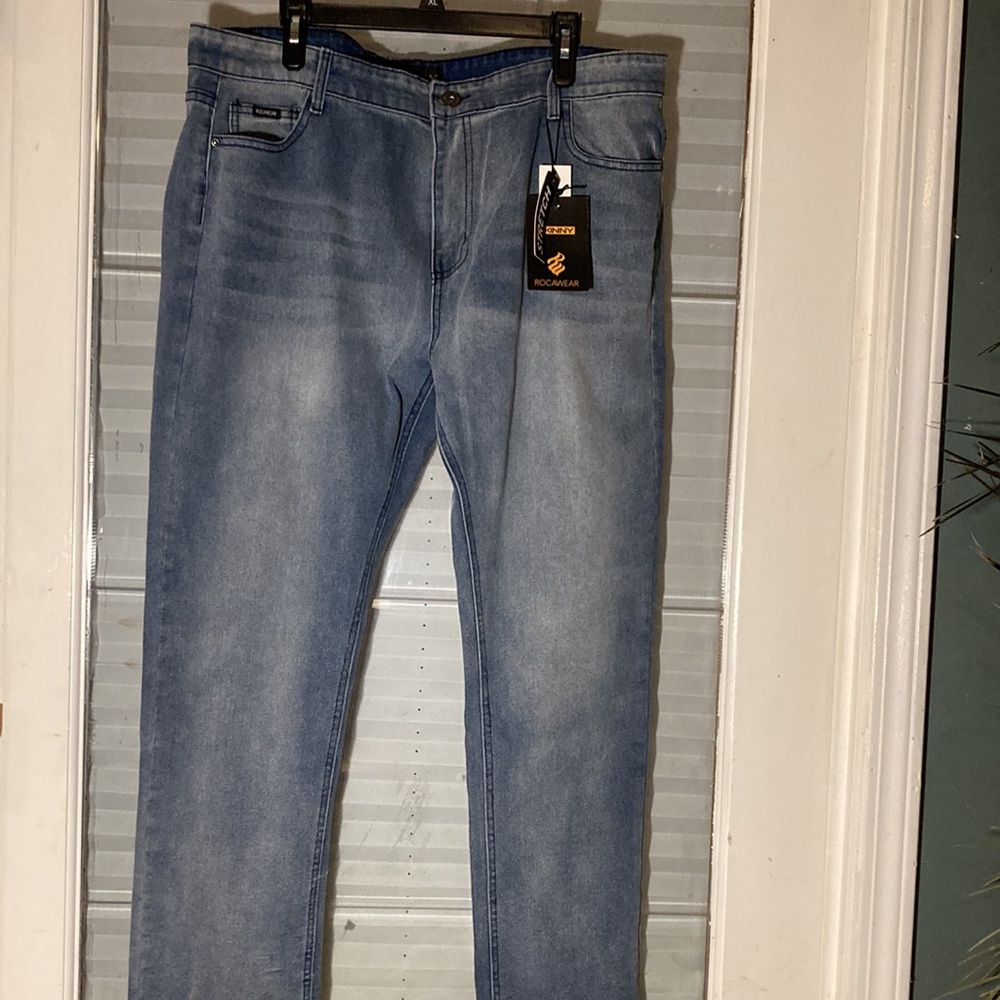 NWT Light blue denim Rocawear jeans. Size 40W 30L.